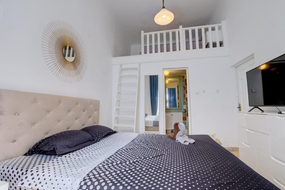 Bed, TV and multimedia, Evening entertainment, Bedroom