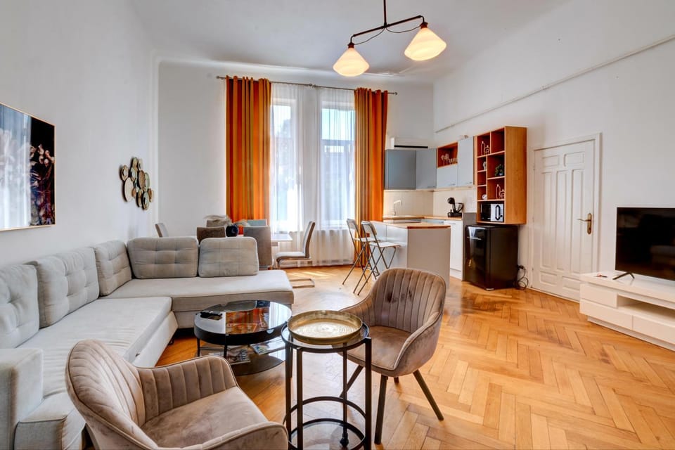 TV and multimedia, Kitchen or kitchenette, Living room, Seating area, Dining area