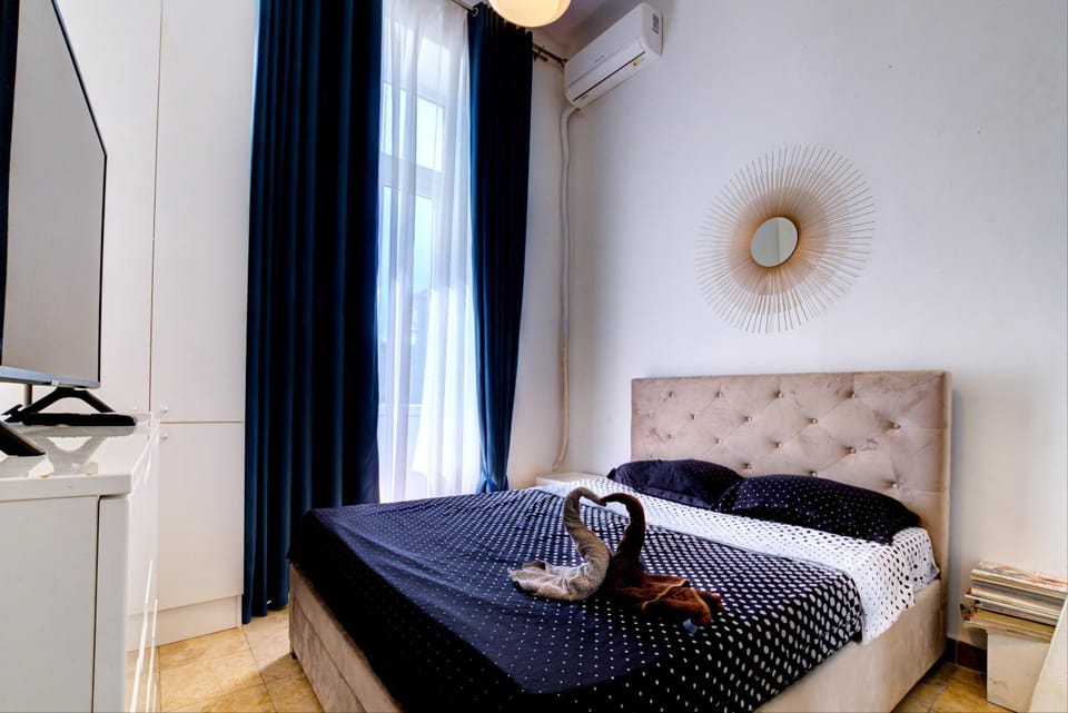 Bed, TV and multimedia, Bedroom, air conditioner