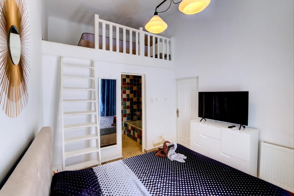 Bed, TV and multimedia, Bedroom, wardrobe