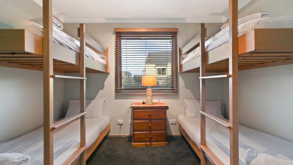 Bedroom, bunk bed
