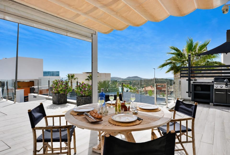 BBQ facilities, Balcony/Terrace, Dining area, Mountain view