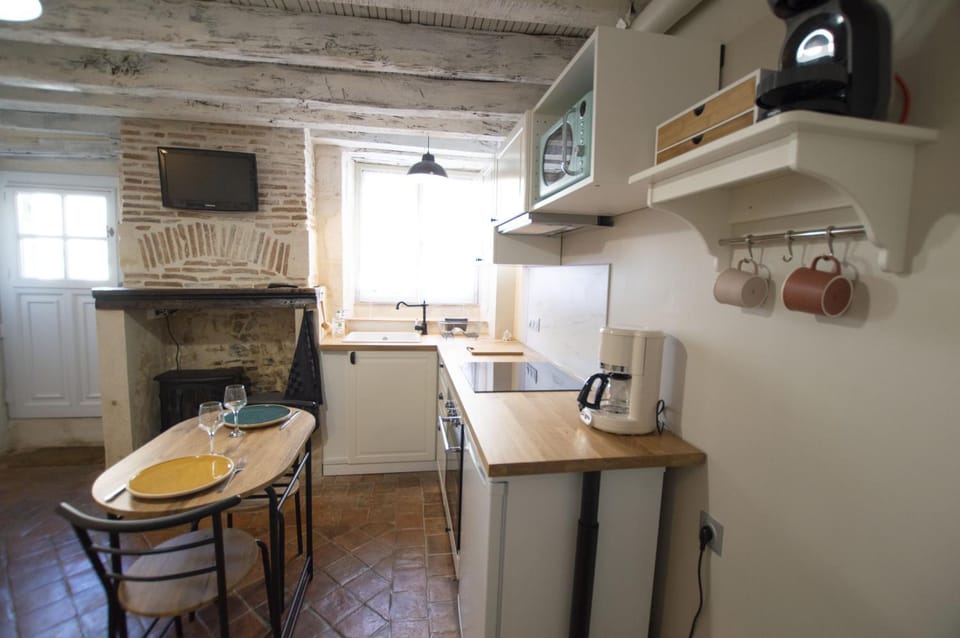 Kitchen or kitchenette, Dining area