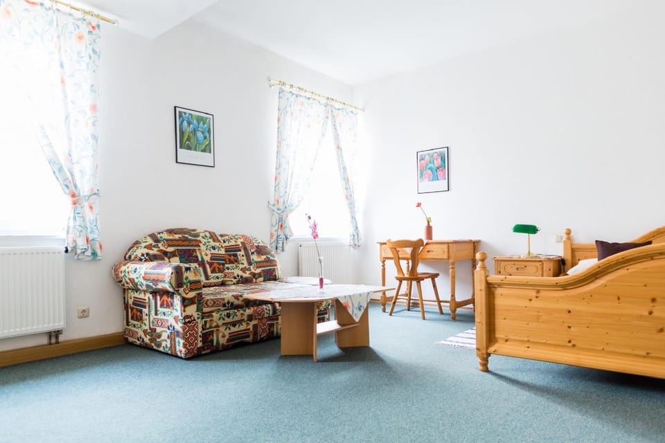 Bed, Photo of the whole room, Seating area