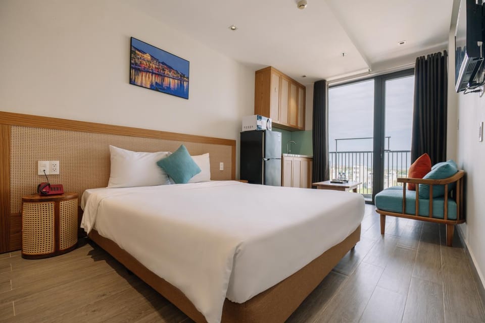Bed, TV and multimedia, Kitchen or kitchenette, Photo of the whole room, Seating area, Bedroom