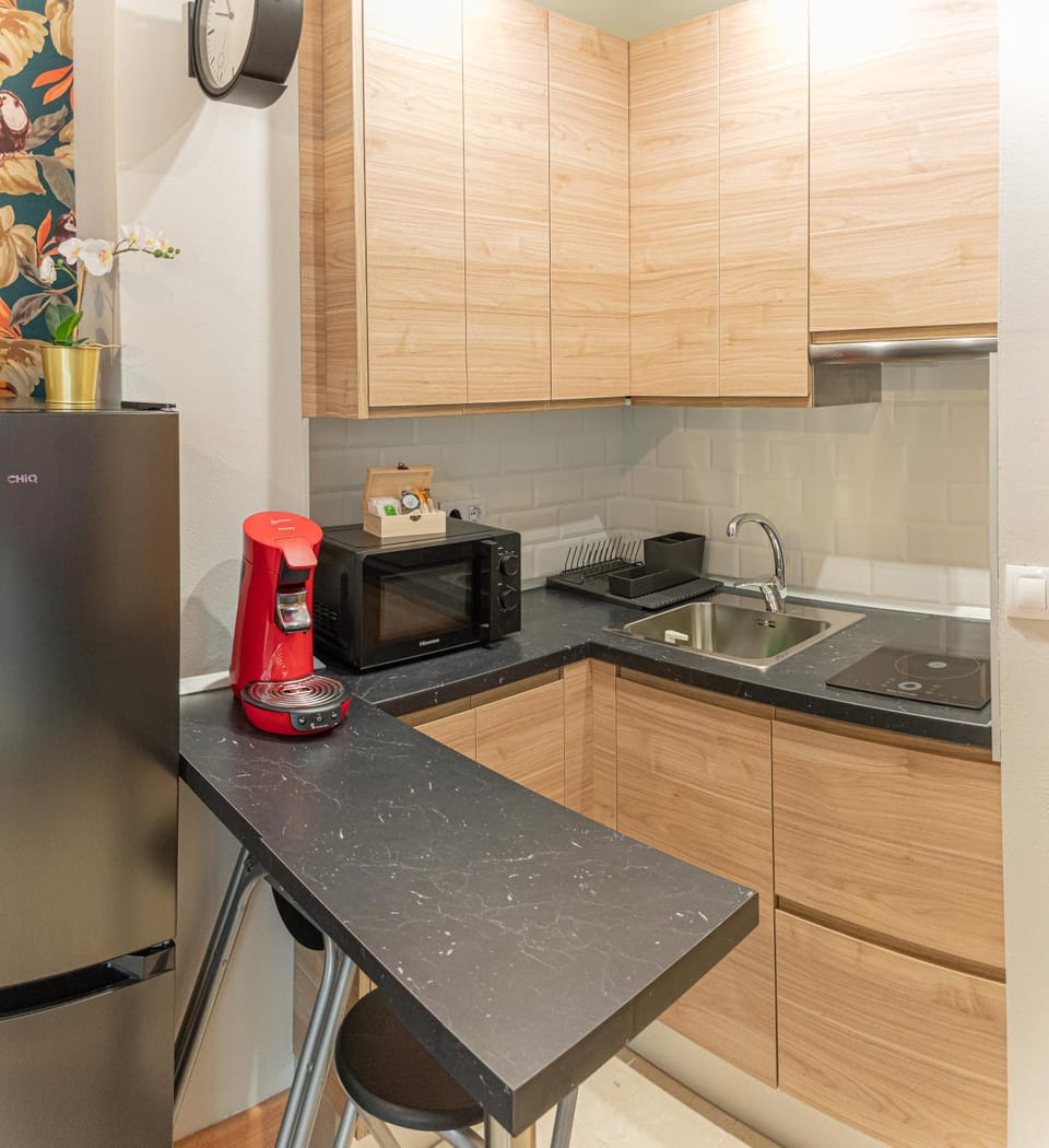 Coffee/tea facilities, Kitchen or kitchenette, minibar, stove