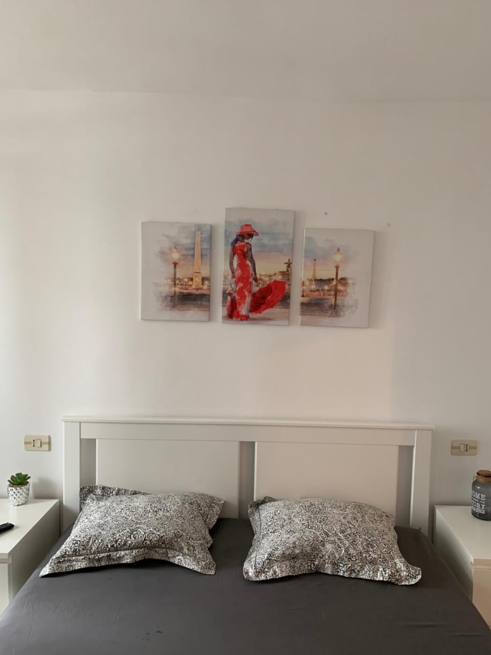Bed, Photo of the whole room, Decorative detail, Bedroom