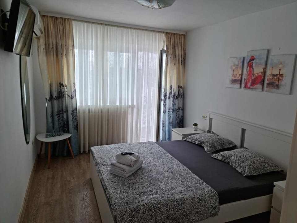 Bed, TV and multimedia, Photo of the whole room, Bedroom, towels