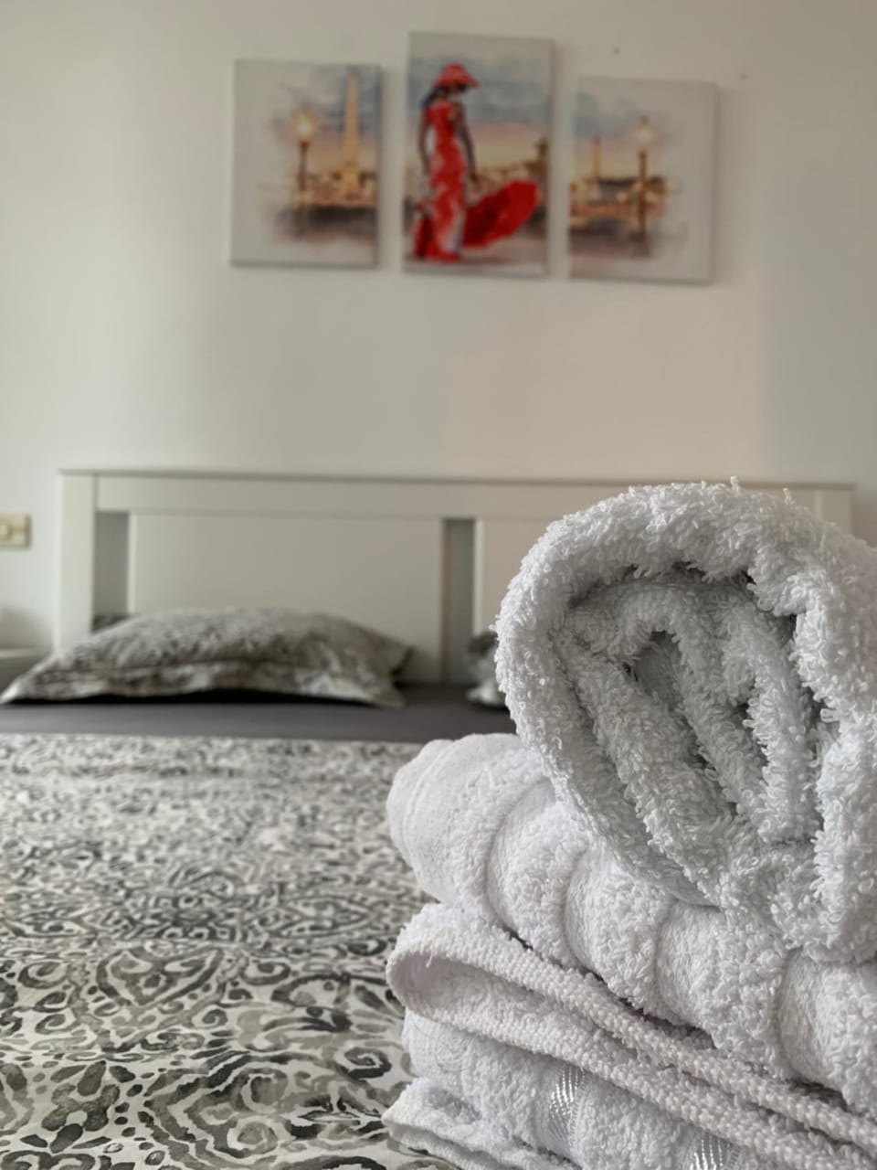 Bed, Photo of the whole room, Bedroom, towels