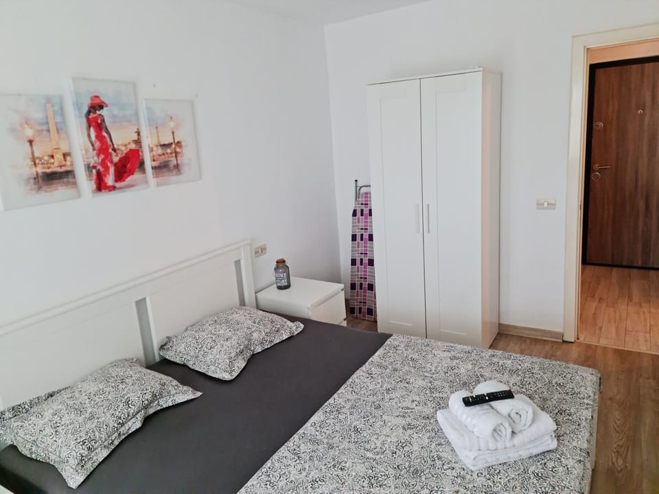 Photo of the whole room, Bedroom, towels, wardrobe