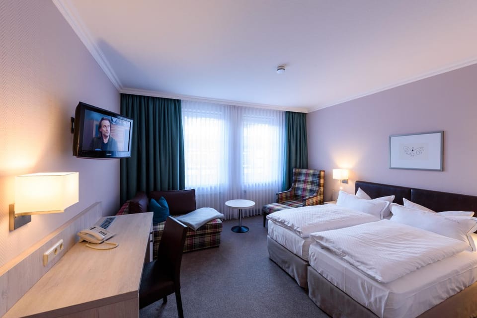 TV and multimedia, Living room, Seating area, Bedroom
