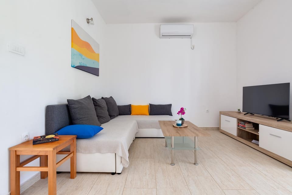 TV and multimedia, Living room, Seating area, air conditioner