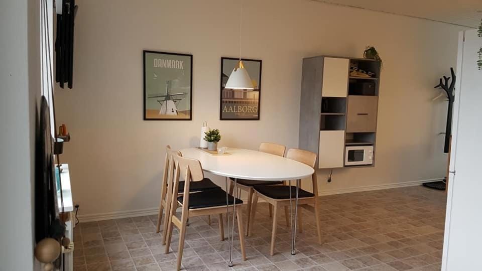 Kitchen or kitchenette, Dining area, flat iron, microwave, oven, stove