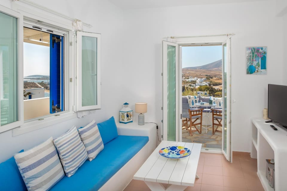 Natural landscape, TV and multimedia, View (from property/room), Living room, Seating area, Landmark view, Mountain view, Sea view