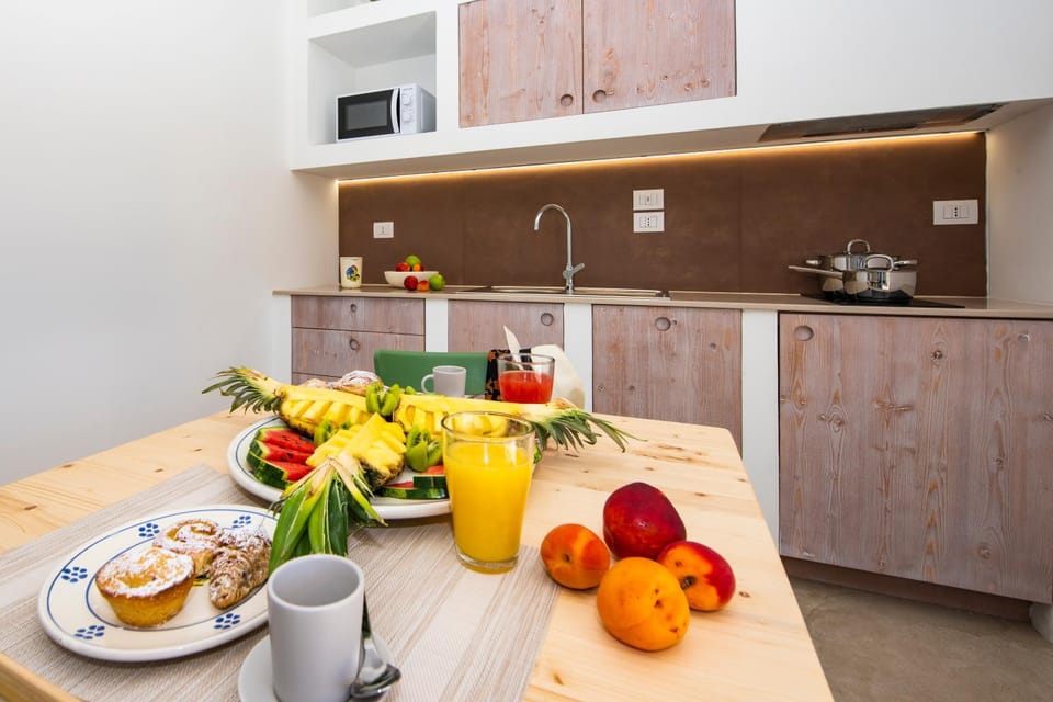 Kitchen or kitchenette, Food and drinks
