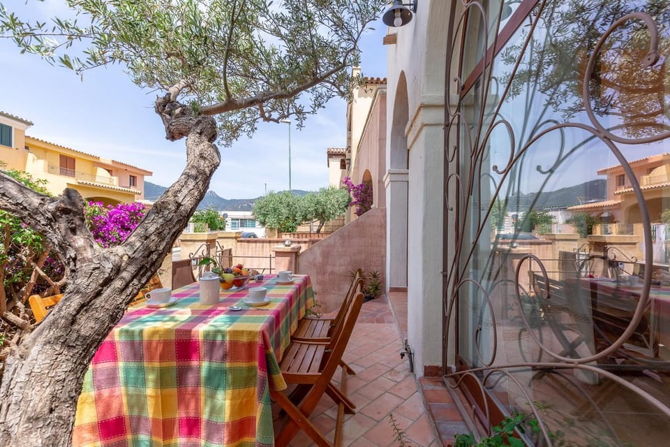 Property building, Balcony/Terrace, Living room
