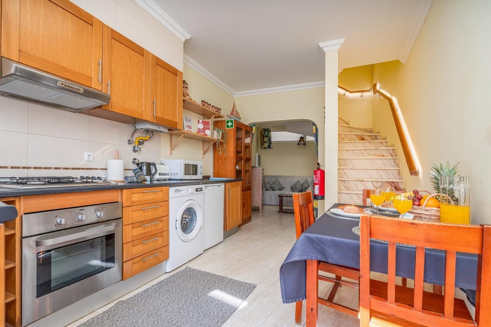 Spring, People, Winter, Summer, View (from property/room), Kitchen or kitchenette, Food and drinks, Photo of the whole room, Decorative detail, Decorative detail, Dining area, Autumn, On site, Food, children, older children, Family, internet, microwave, oven, stove, toaster, washing machine