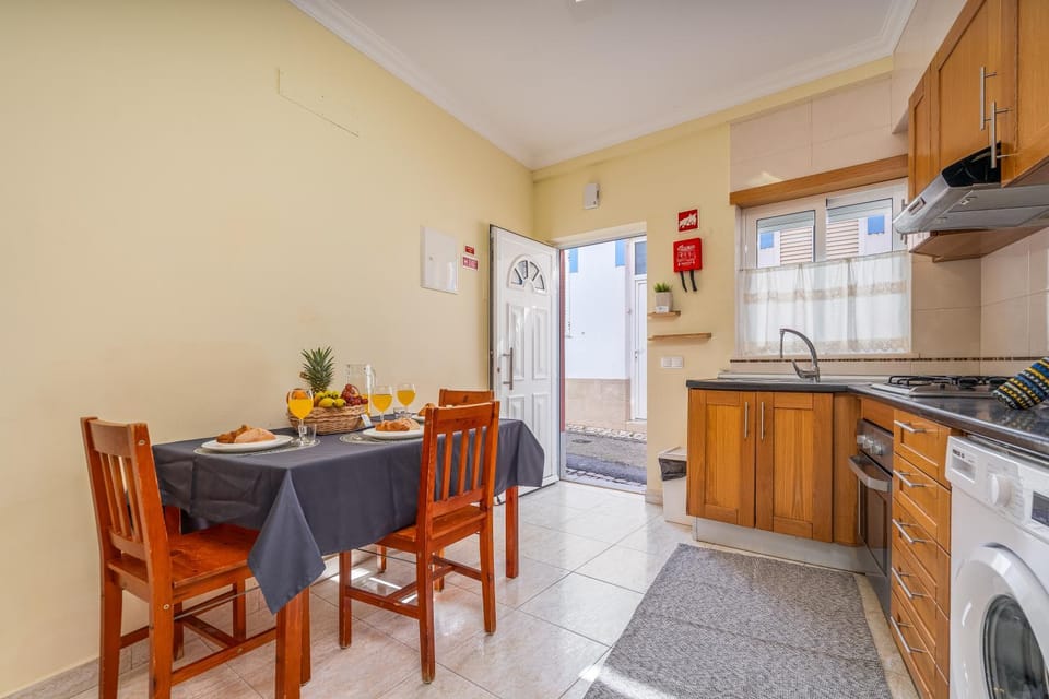 Spring, People, Winter, Summer, View (from property/room), Kitchen or kitchenette, Food and drinks, Photo of the whole room, Decorative detail, Decorative detail, Dining area, Autumn, On site, Guests, Street view, Location, children, older children, Family, internet, microwave, oven, stove, toaster, washing machine