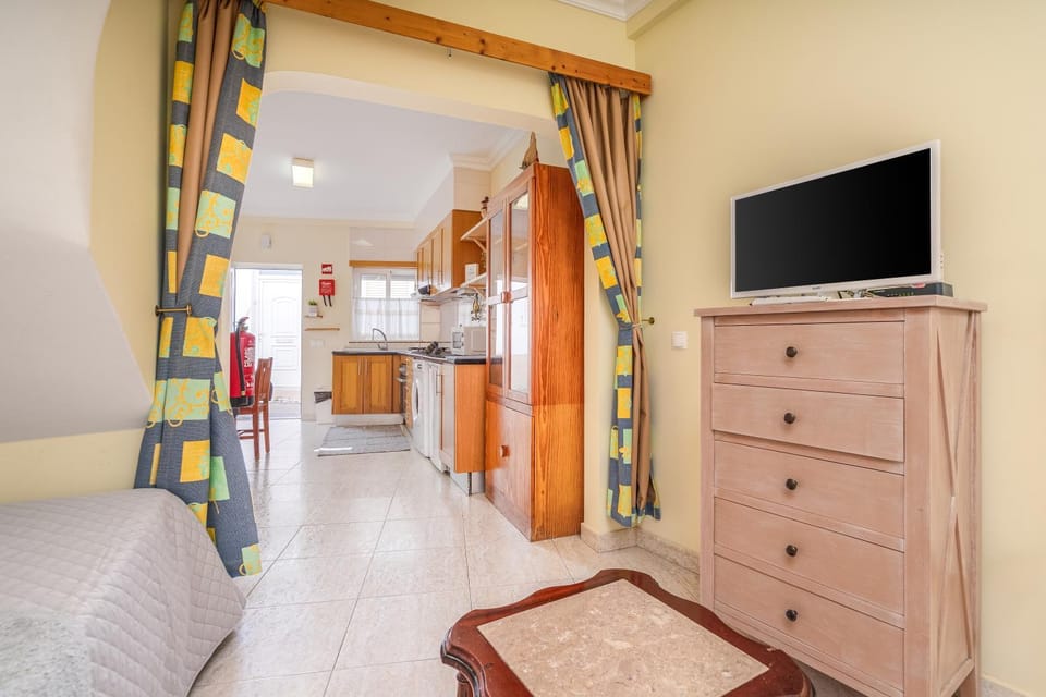 Spring, Bed, People, Winter, Summer, TV and multimedia, View (from property/room), Kitchen or kitchenette, Living room, Food and drinks, Photo of the whole room, Decorative detail, Decorative detail, Bedroom, Autumn, On site, Street view, Entertainment, children, older children, Family, internet, kitchen