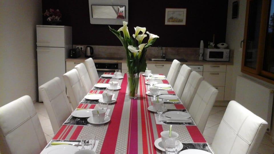 Kitchen or kitchenette, Food and drinks, Dining area, Breakfast
