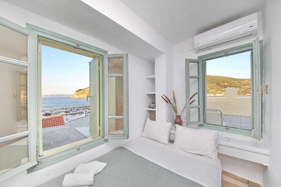 Photo of the whole room, Bedroom, Sea view