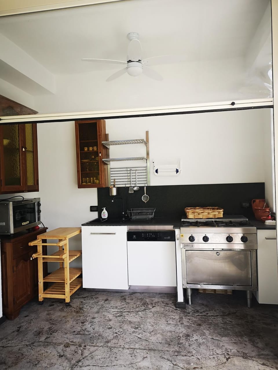 Kitchen or kitchenette, Communal kitchen