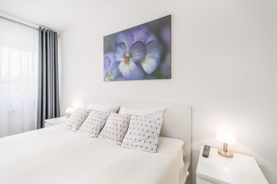 Bed, Photo of the whole room, Decorative detail, Bedroom