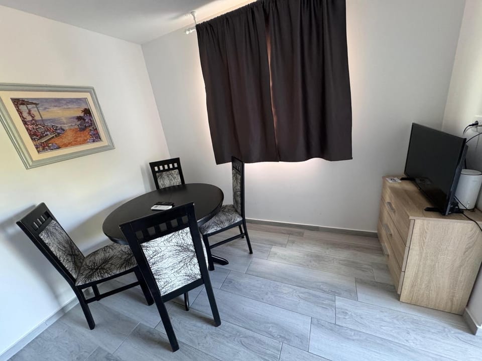 TV and multimedia, Seating area, Dining area