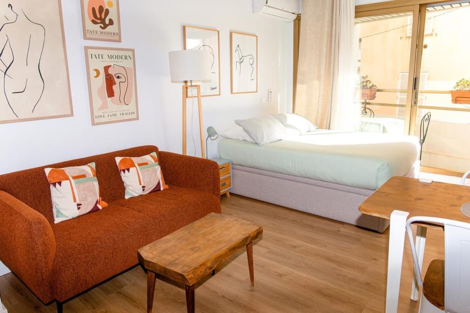 Bed, Living room, Photo of the whole room, Seating area, Bedroom