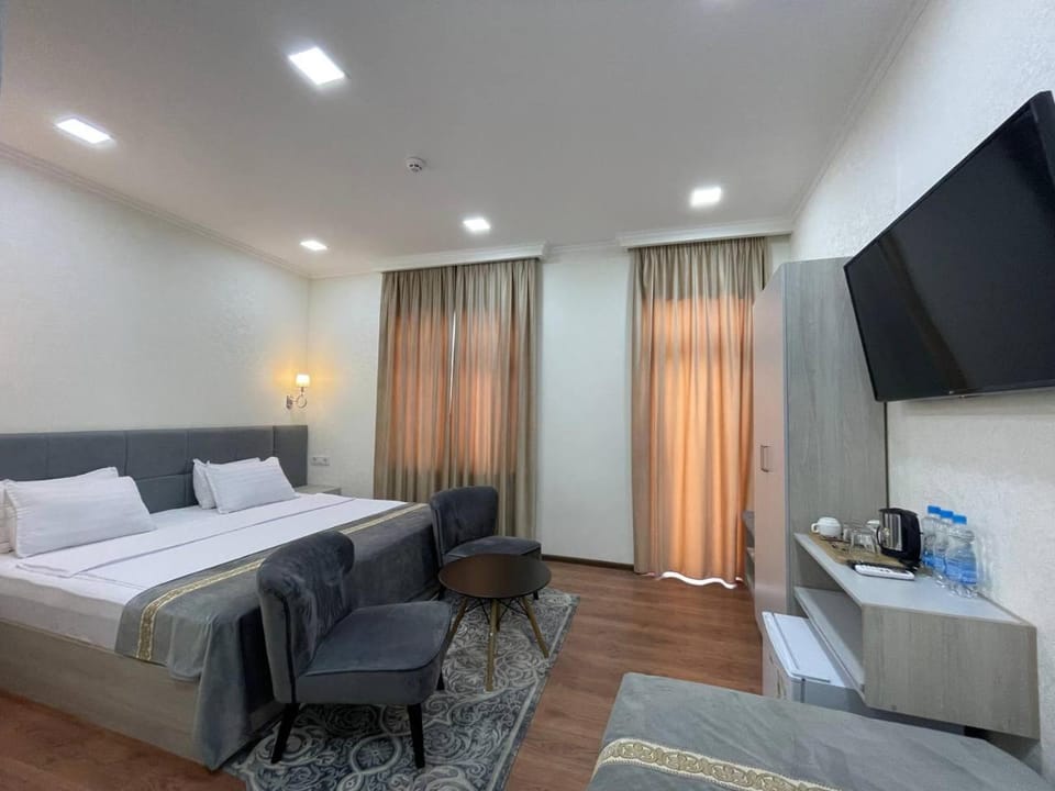 Bed, Photo of the whole room, Seating area