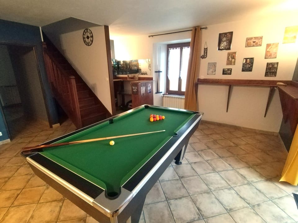 Communal lounge/ TV room, Billiard, Lounge or bar