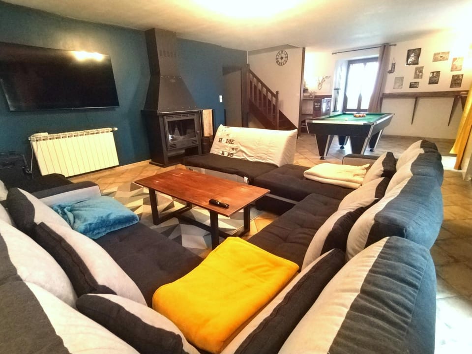 Communal lounge/ TV room, Billiard, Lounge or bar, fireplace