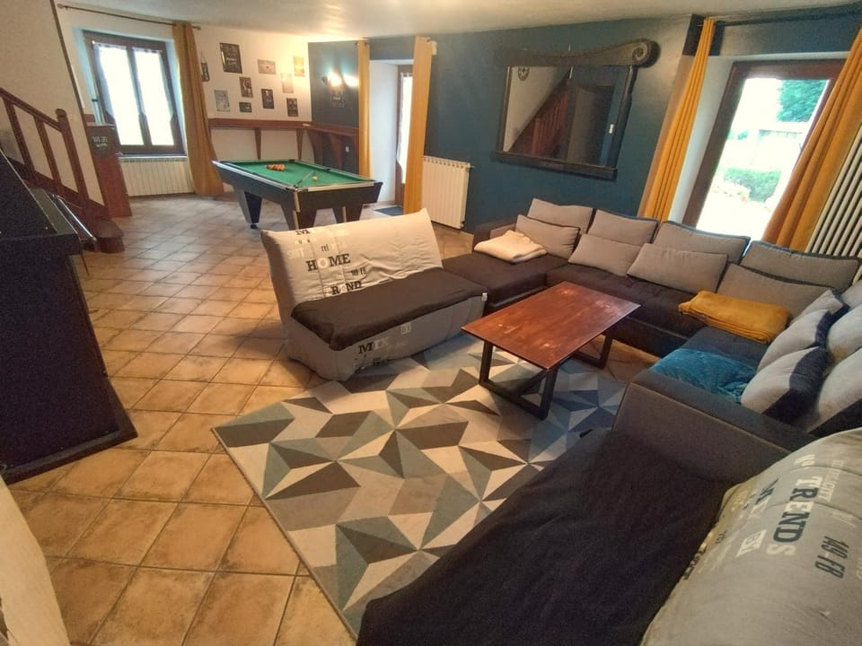 Communal lounge/ TV room, Billiard, Lounge or bar, fireplace