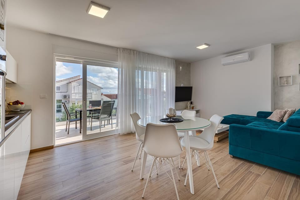TV and multimedia, Kitchen or kitchenette, Living room, Seating area, Dining area, air conditioner