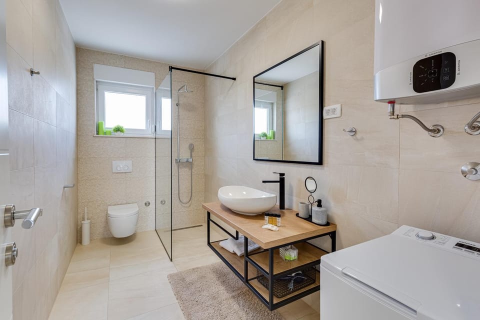 Shower, Toilet, Bathroom, towels