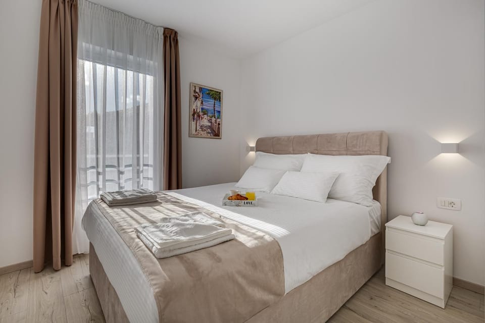 Bed, Photo of the whole room, Bedroom, Swimming pool, towels