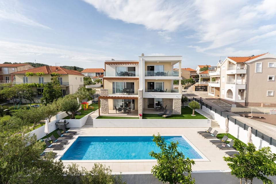 Property building, Day, Pool view, Swimming pool, sunbed