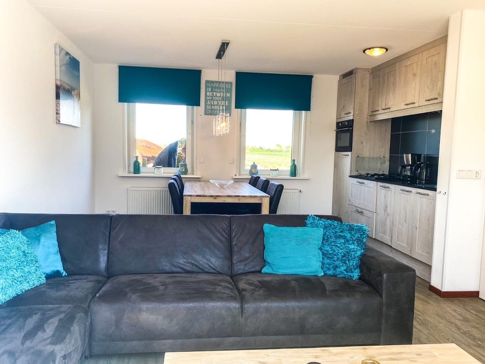 Kitchen or kitchenette, Seating area, Dining area, stove