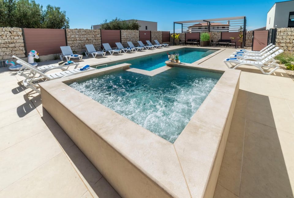 Hot Tub, Swimming pool
