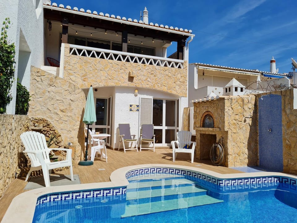 Property building, Balcony/Terrace, Pool view, Swimming pool, Swimming pool