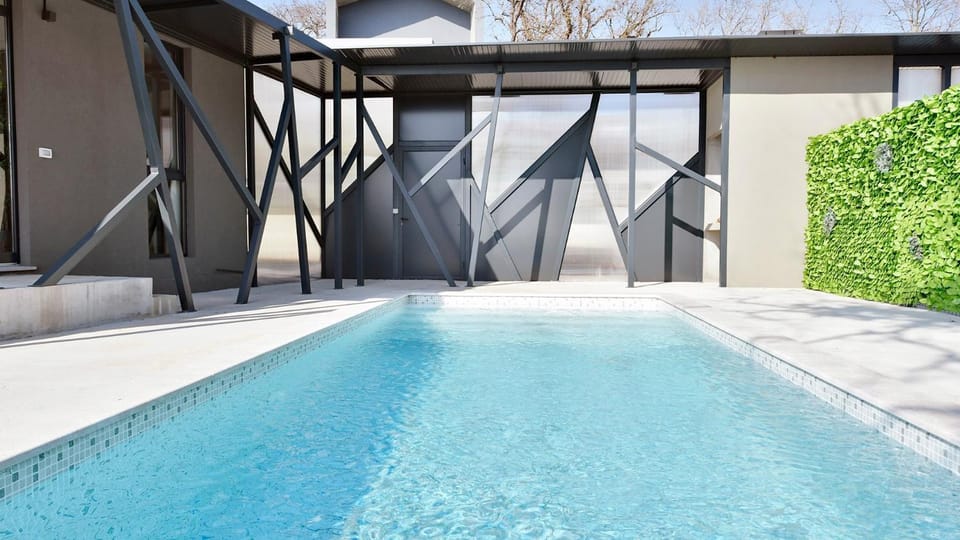 Property building, Garden, Swimming pool