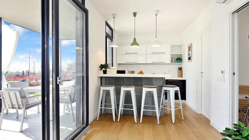 Kitchen or kitchenette, air conditioner