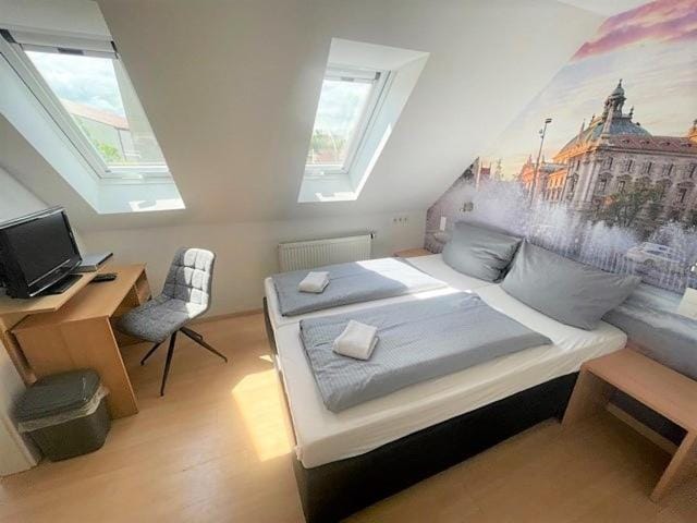 Photo of the whole room, Bedroom