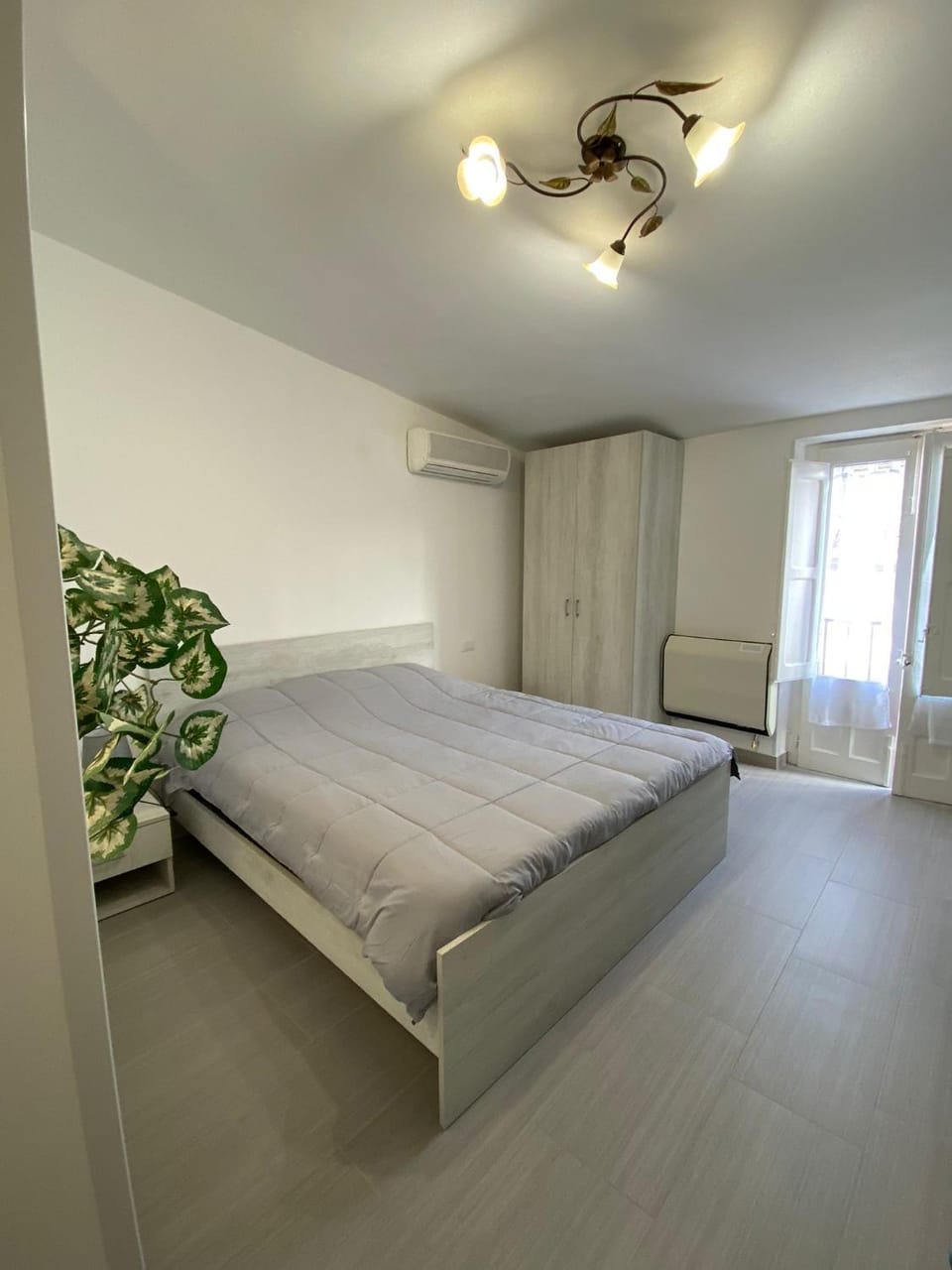 Photo of the whole room, Bedroom, wardrobe, air conditioner
