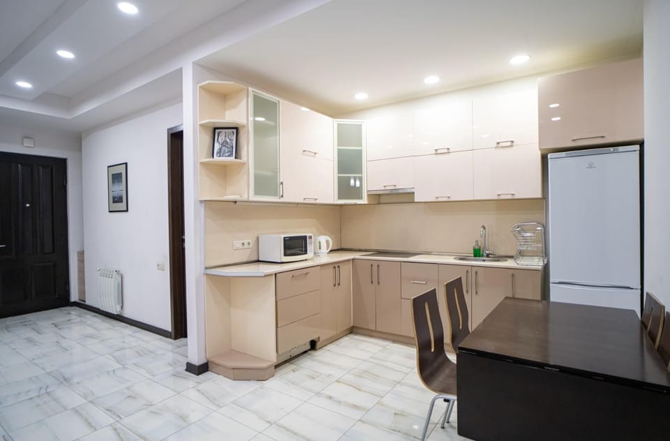 Kitchen or kitchenette, Dining area