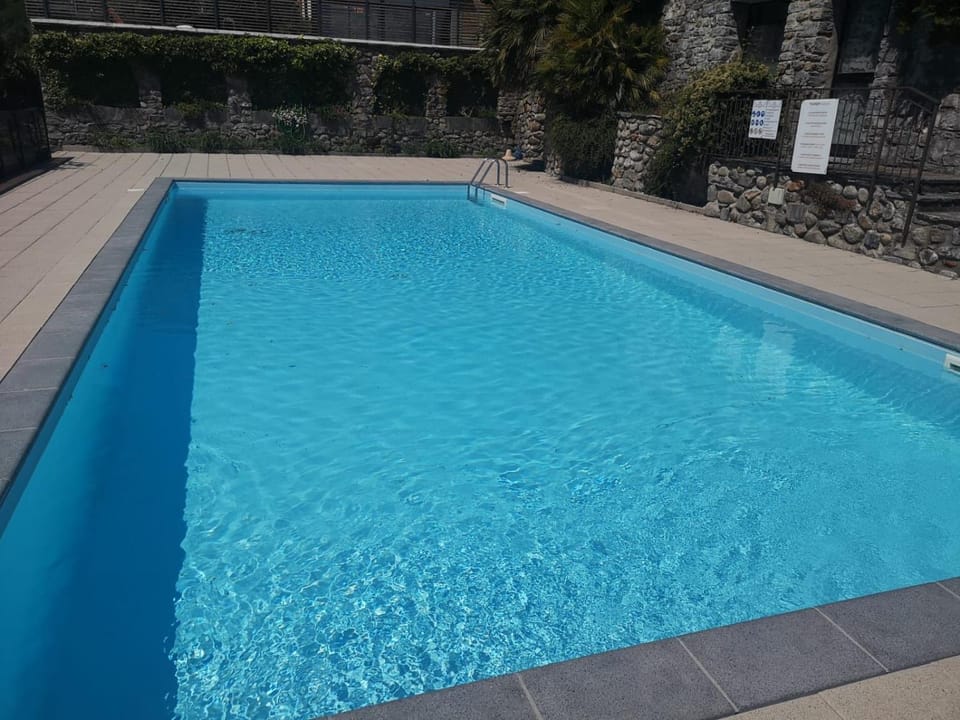 Pool view, Pool view