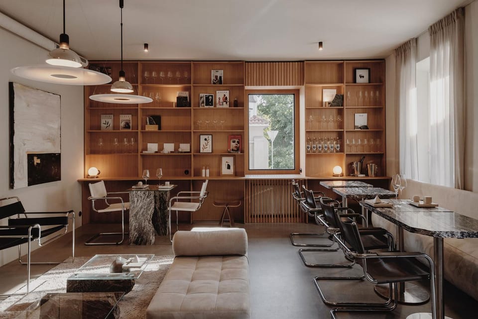 Restaurant/places to eat, Lounge or bar