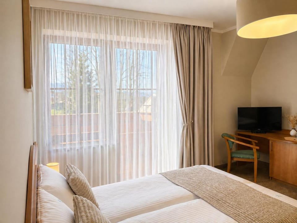 Shower, Bed, TV and multimedia, Balcony/Terrace, Lobby or reception, Hiking, Evening entertainment, Breakfast, Parking, towels