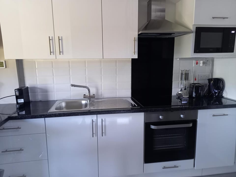 Coffee/tea facilities, Kitchen or kitchenette, dishwasher, microwave, oven, stove, toaster