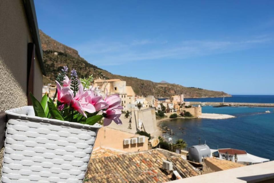 La Casa blu sul mare - The Blue house by the sea House in Castellammare del Golfo